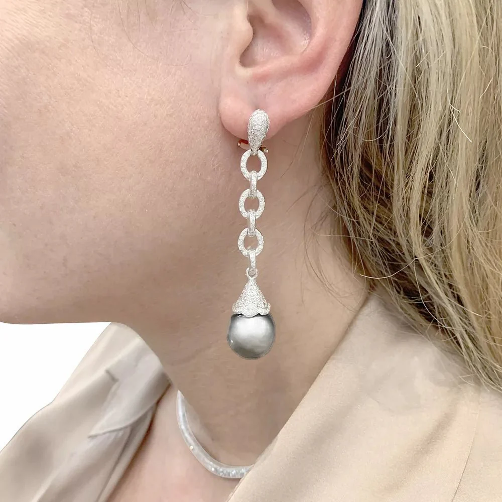 Dangling earrings in white gold, diamonds and pearls - Image 2