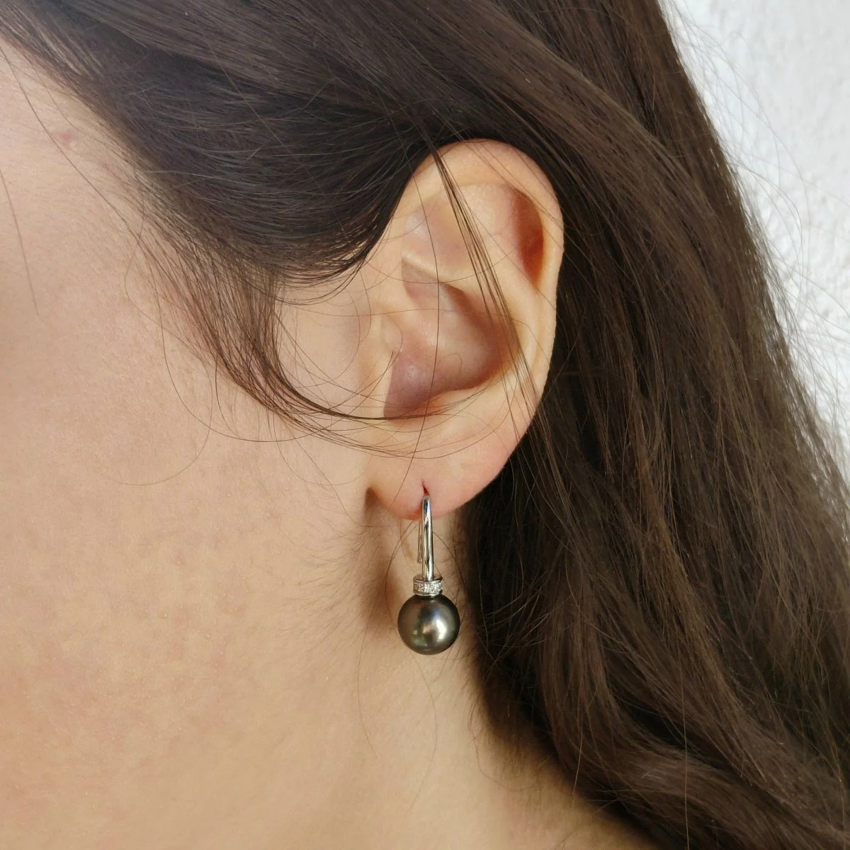Dangling earrings in white gold, pearls and diamonds - Image 2