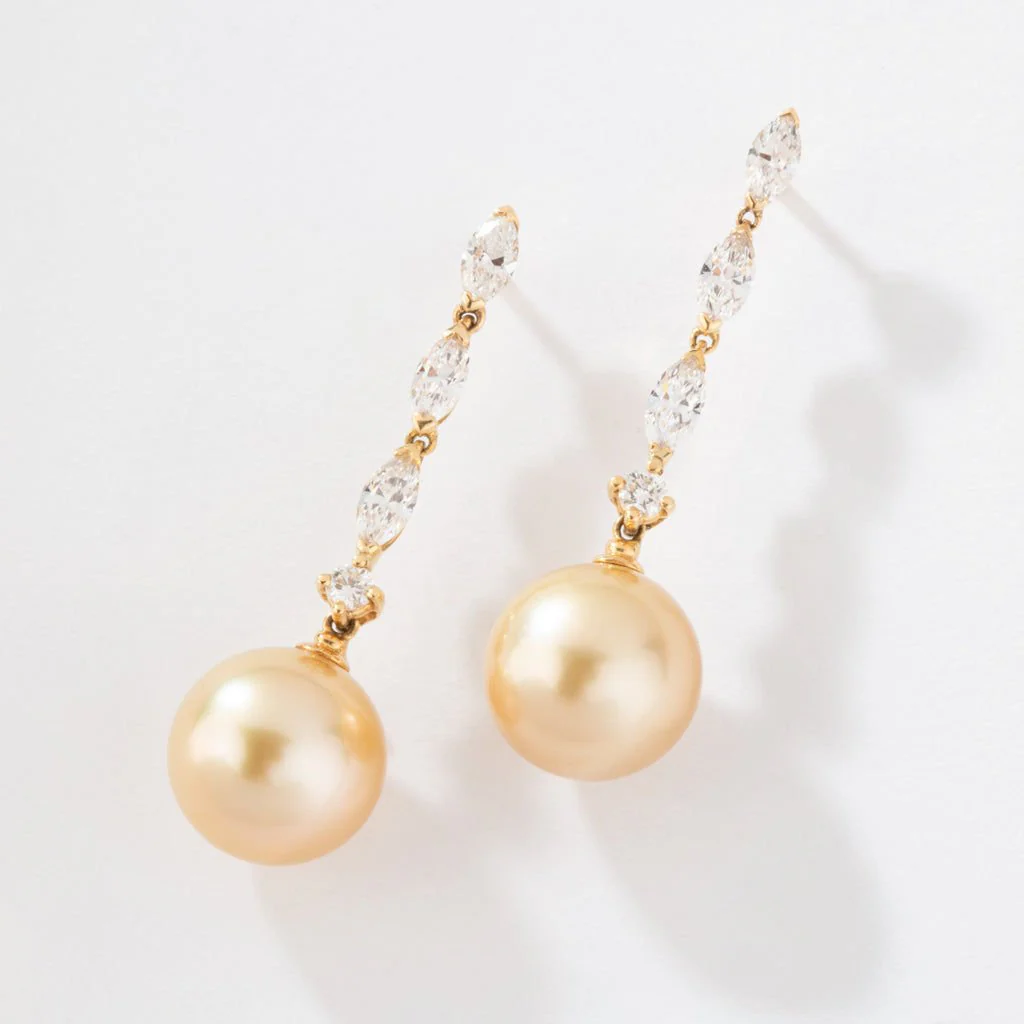 Pair of yellow gold earrings with shuttle diamonds and South Sea gold pearls - Image 2