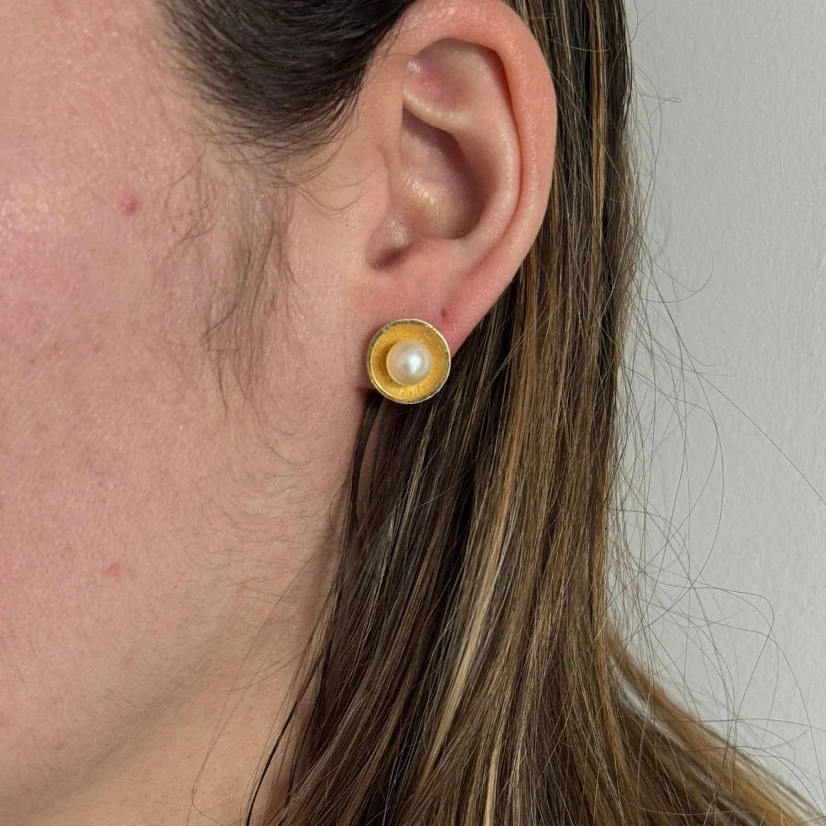 Earrings Puces in yellow gold and pearls - Image 2