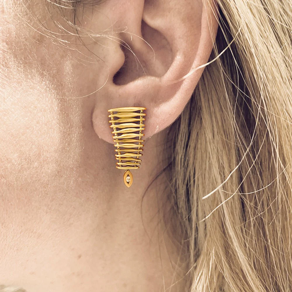 Stern “Filament” earrings in yellow gold and diamonds - Image 2