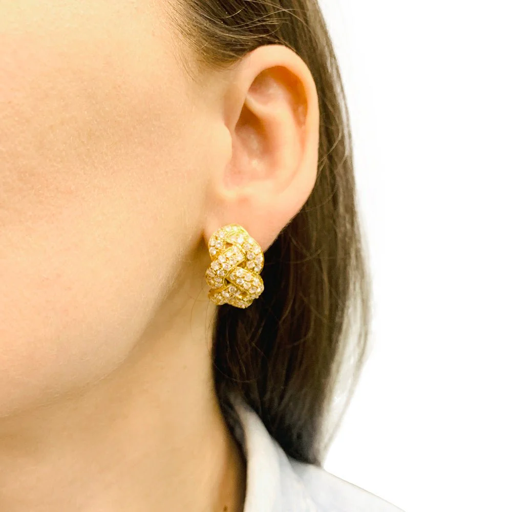Pavée clip earrings in yellow gold and diamonds - Image 2