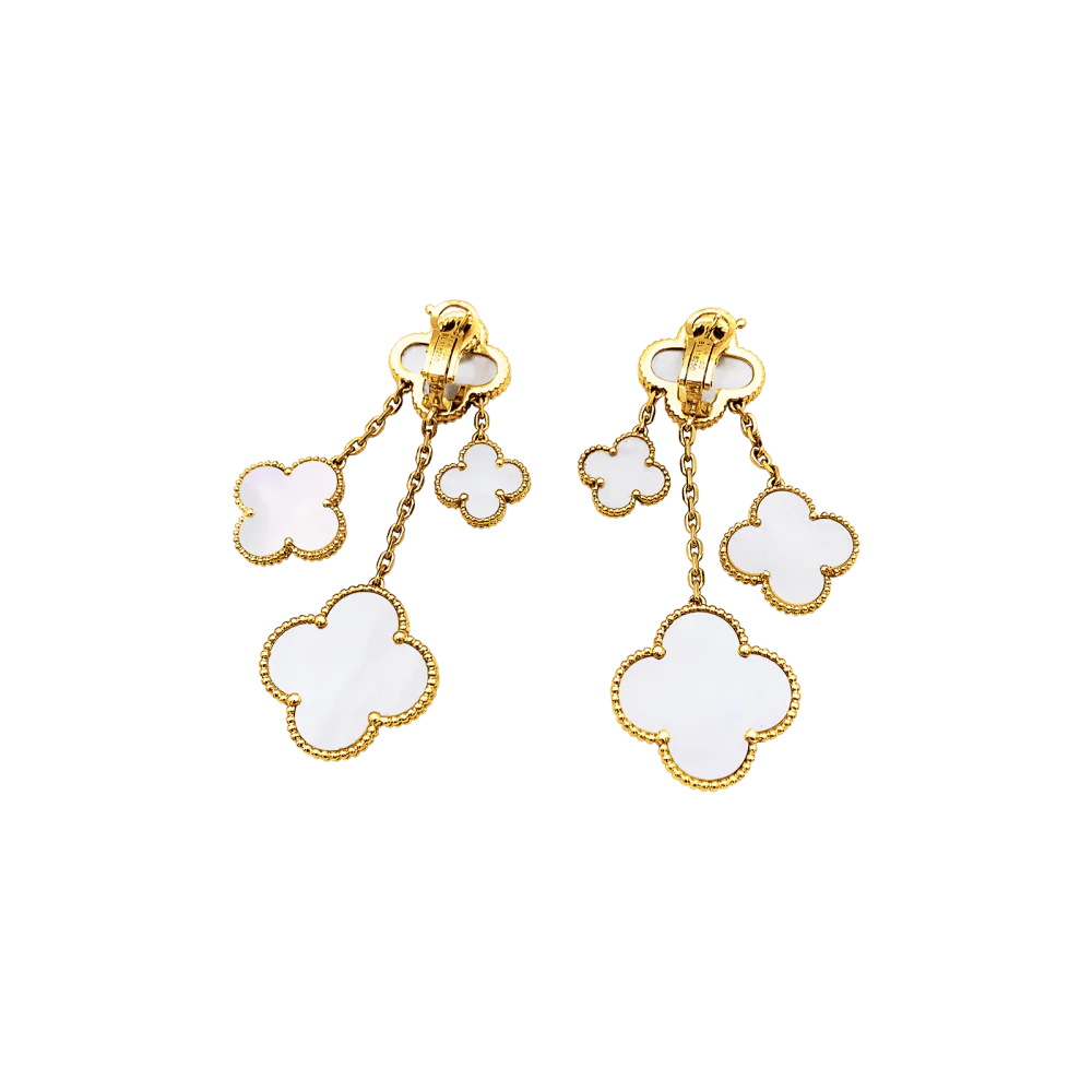 Boucles d'oreilles Pendantes VAN CLEEF & APRELS "Magic Alhambra" en or jaune et nacre - Image 5