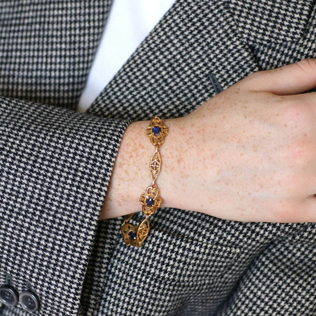 Belle Epoque Bracelet with a Garland of Sapphires on Yellow Gold - Image 2