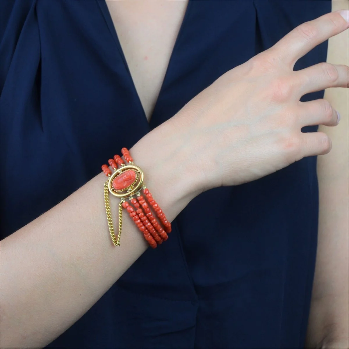 Bracelet Charm in yellow gold and coral - Image 2