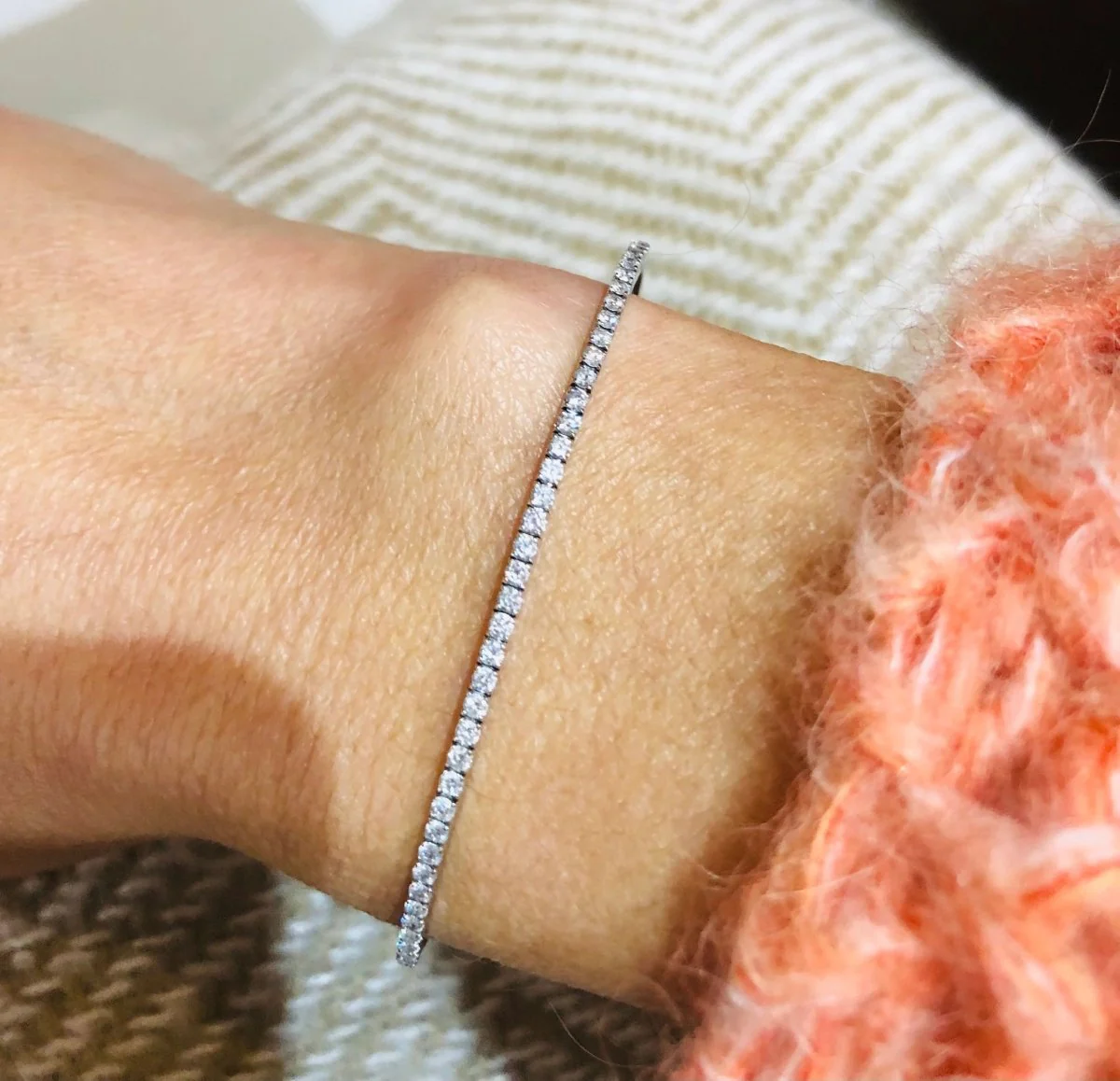 Half bangle bracelet in white gold and diamond on the top - Image 5