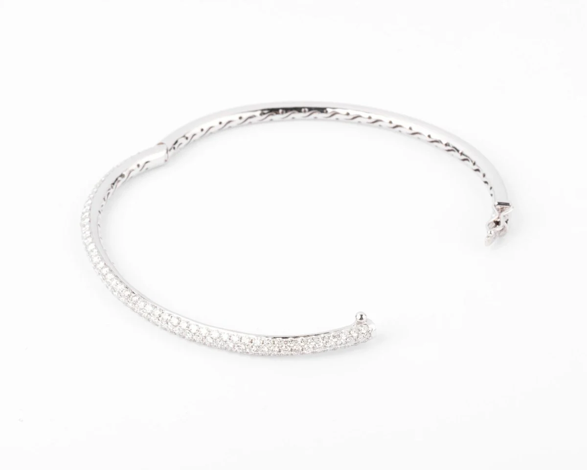 White gold bangle set with 3 diamond lines - Image 4
