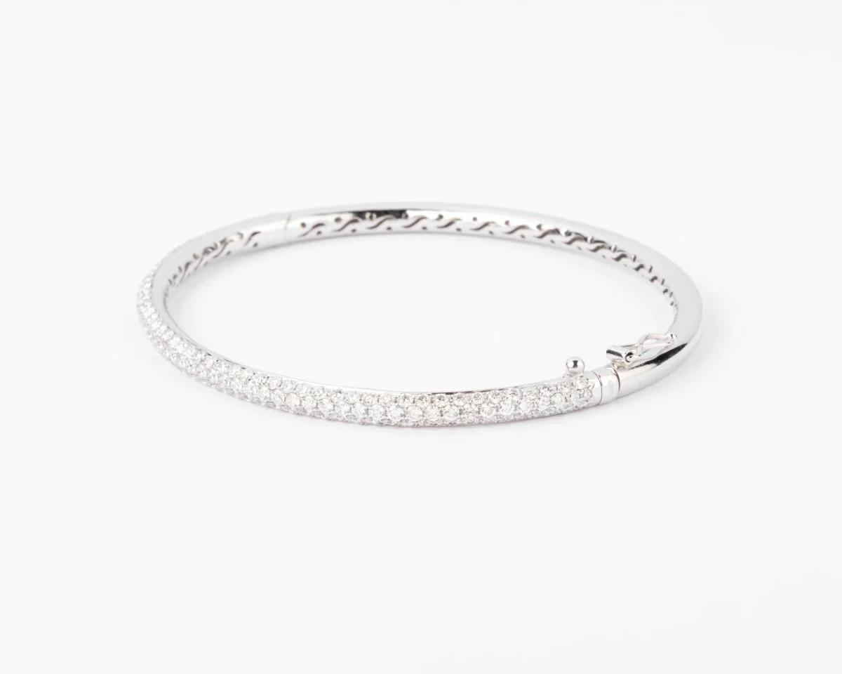 White gold bangle set with 3 diamond lines - Image 7