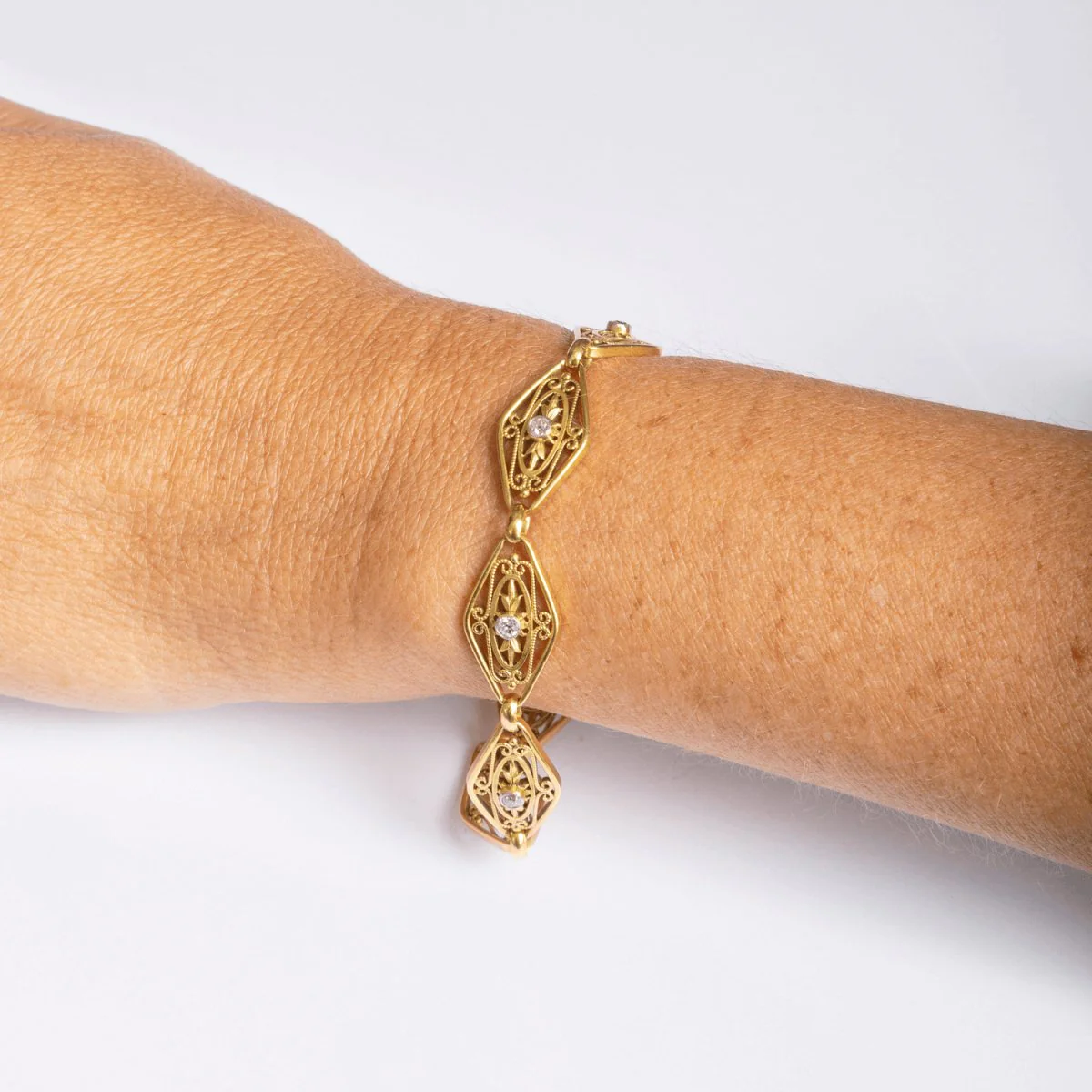 Filigree yellow gold and diamond bracelet - Image 2