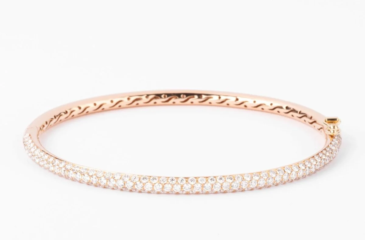 Opening bangle in pink gold set with 3 lines of diamond