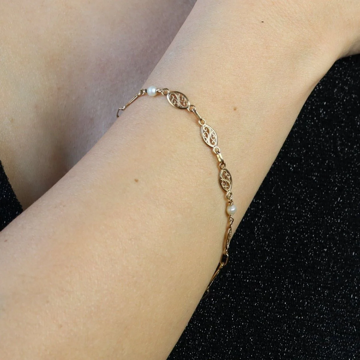Line bracelet in yellow gold and pearls - Image 2