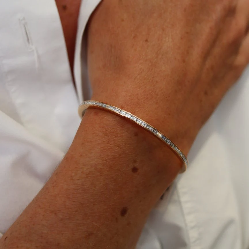 Bangle bracelet in pink gold and diamond - Image 2