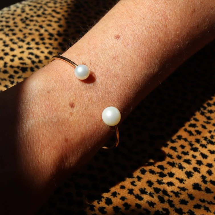 Bangle bracelet in pink gold and pearl - Image 2