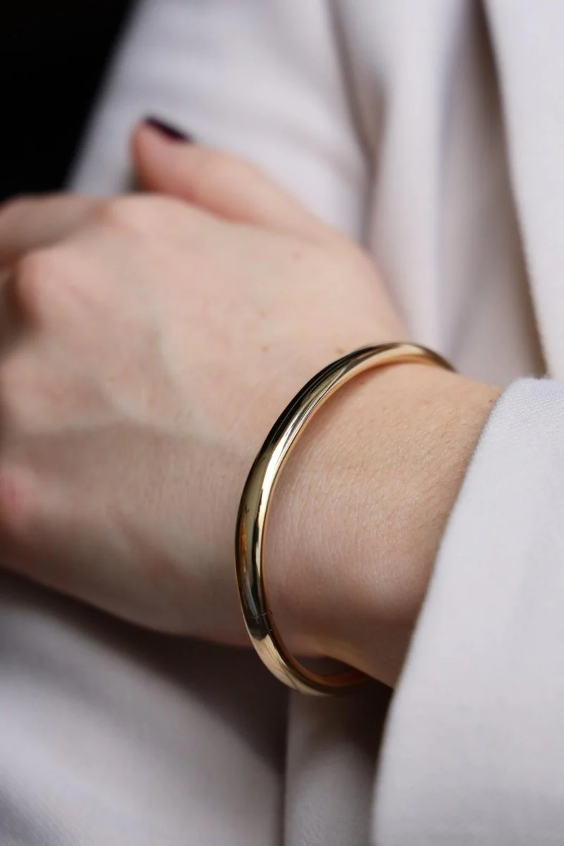 Thick bangle bracelet in yellow gold - Image 3