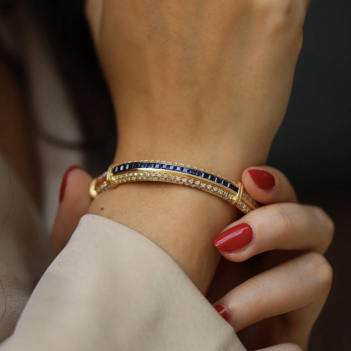 Bangle bracelet in yellow gold, sapphires and diamonds - Image 2