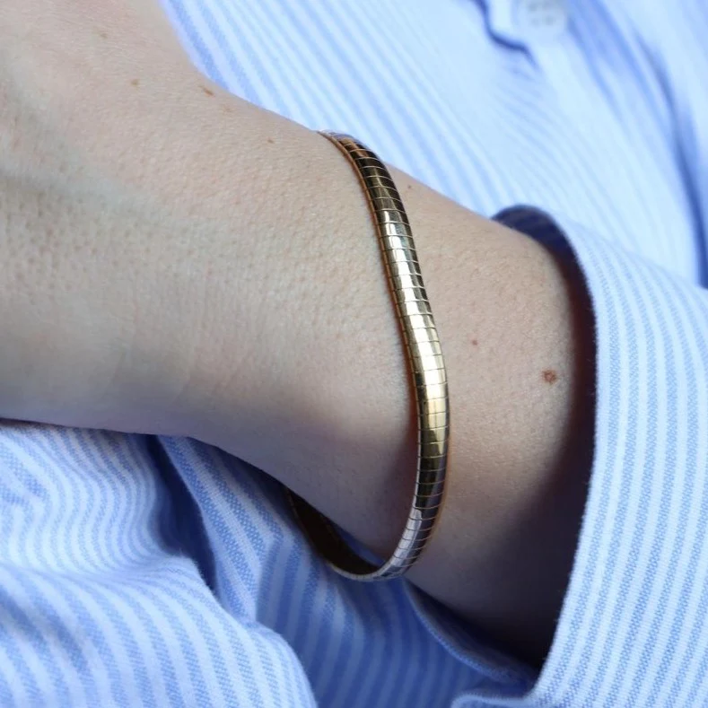 Omega mesh bracelet in yellow gold - Image 2