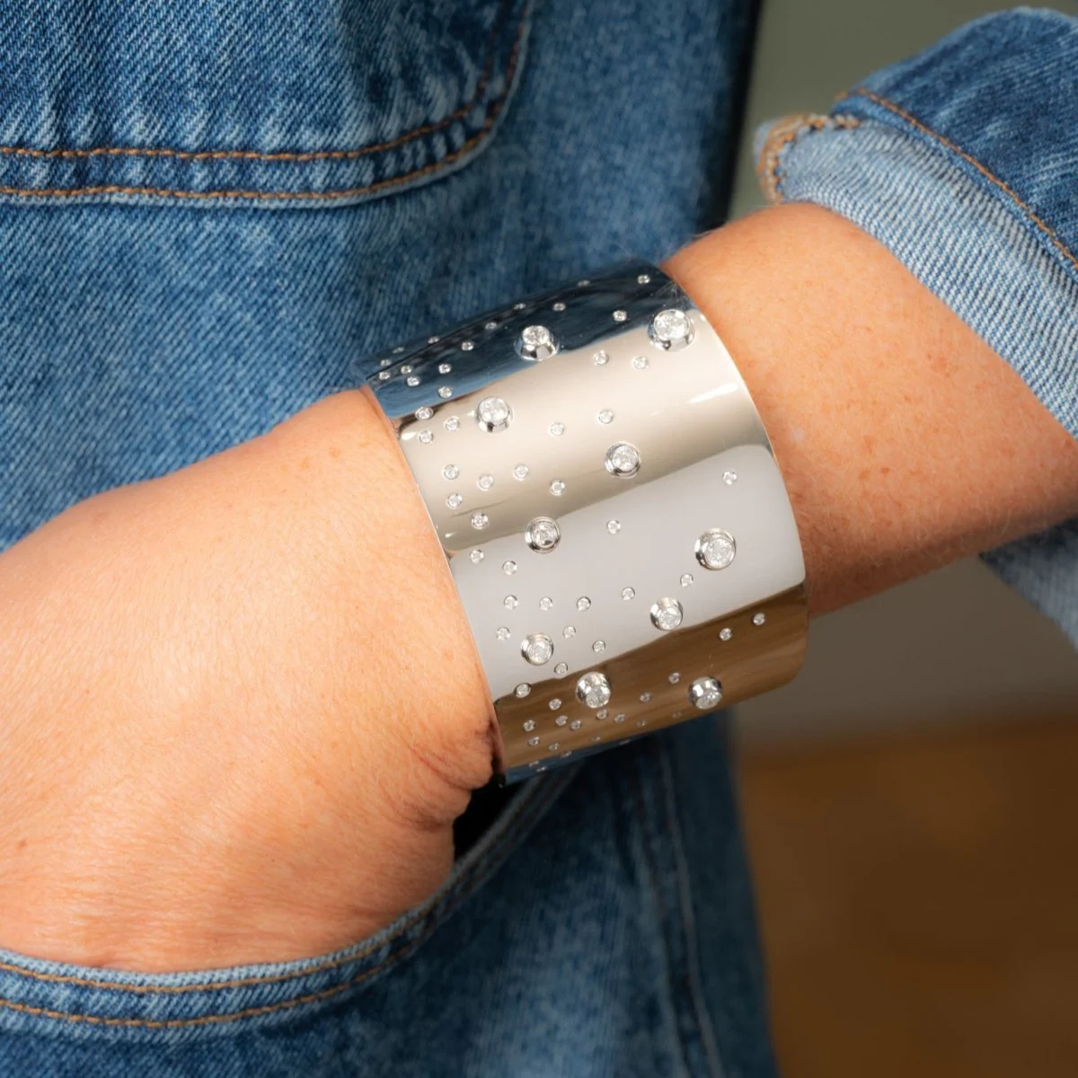 FRED Cuff bracelet in white gold and diamonds - Image 2