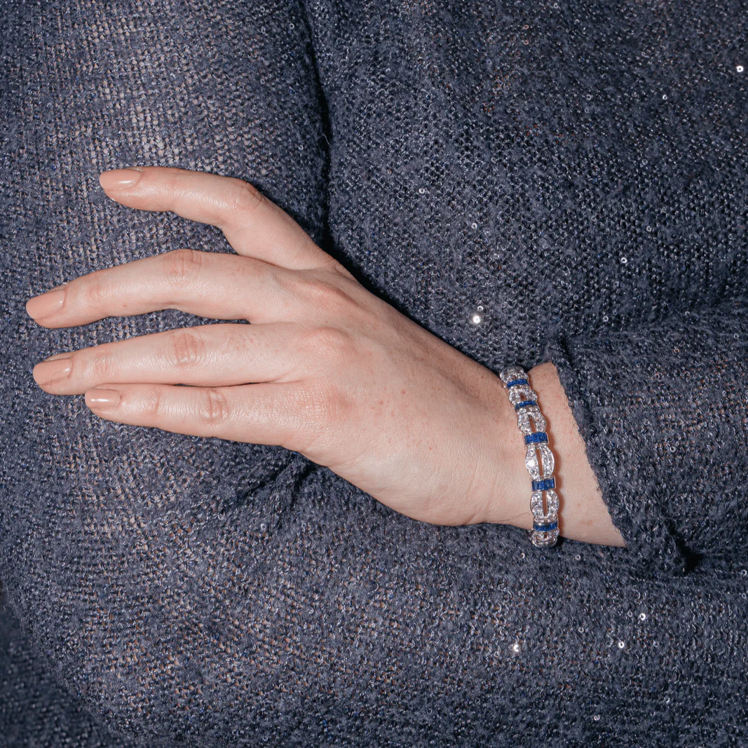 Bracelet at white gold, sapphires and diamonds - Image 2