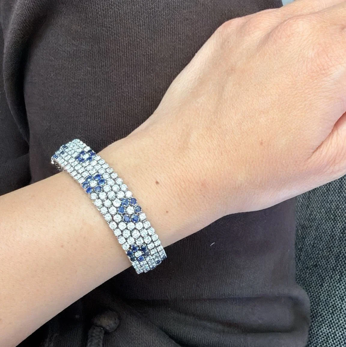 Bracelet Souple en or blanc, saphirs et diamants - Image 2