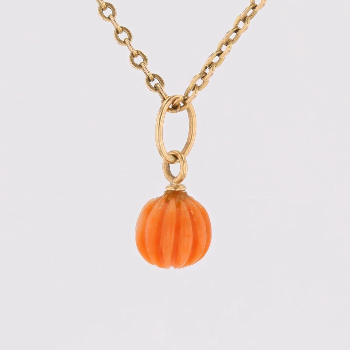 Engraved Coral and Yellow gold Pendant - Image 5