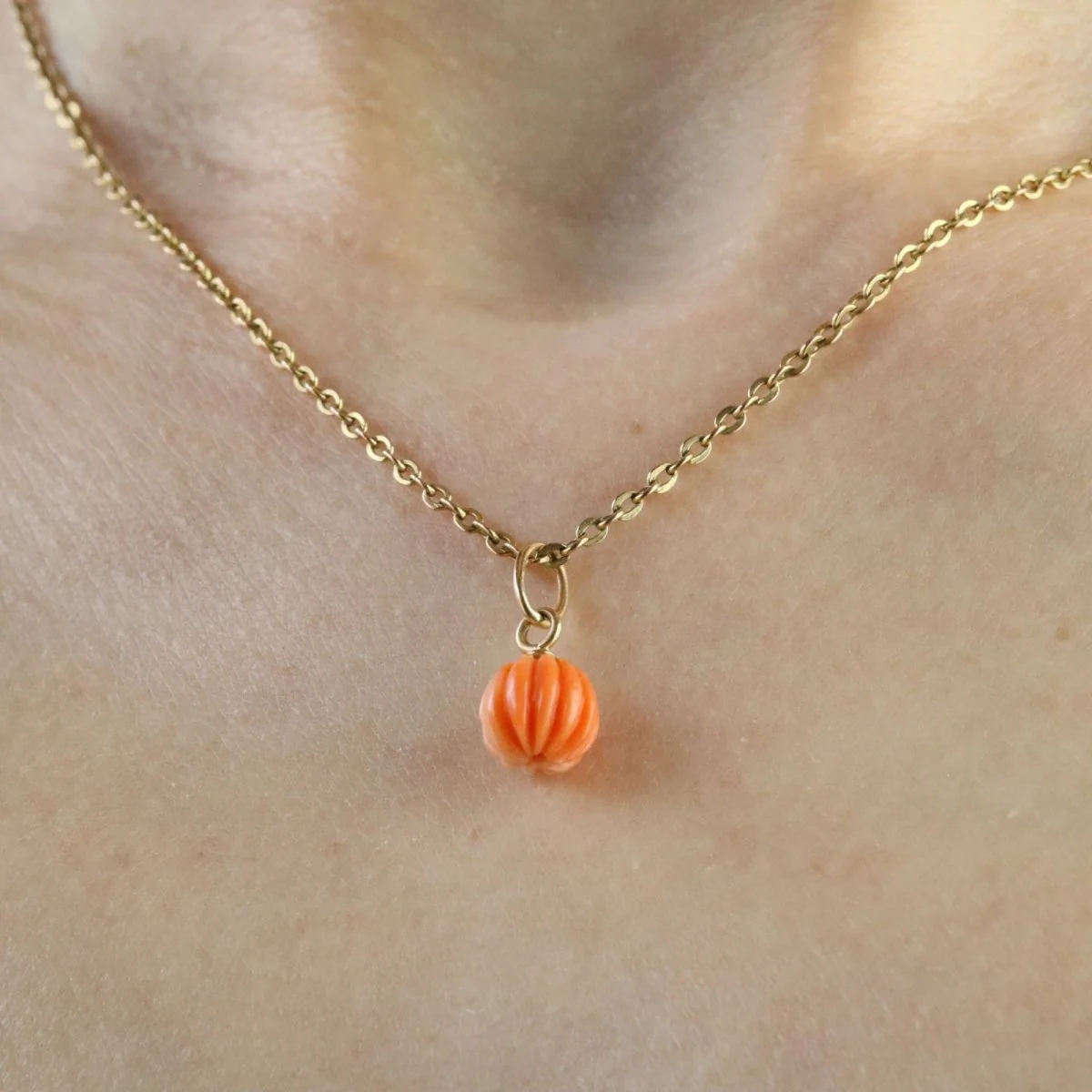 Engraved Coral and Yellow gold Pendant - Image 6