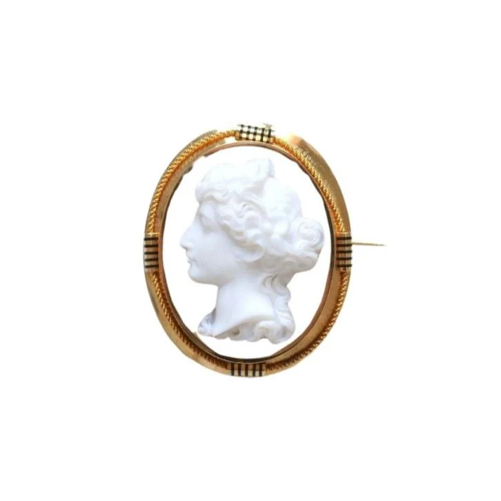 Old brooch in yellow gold and agate cameo