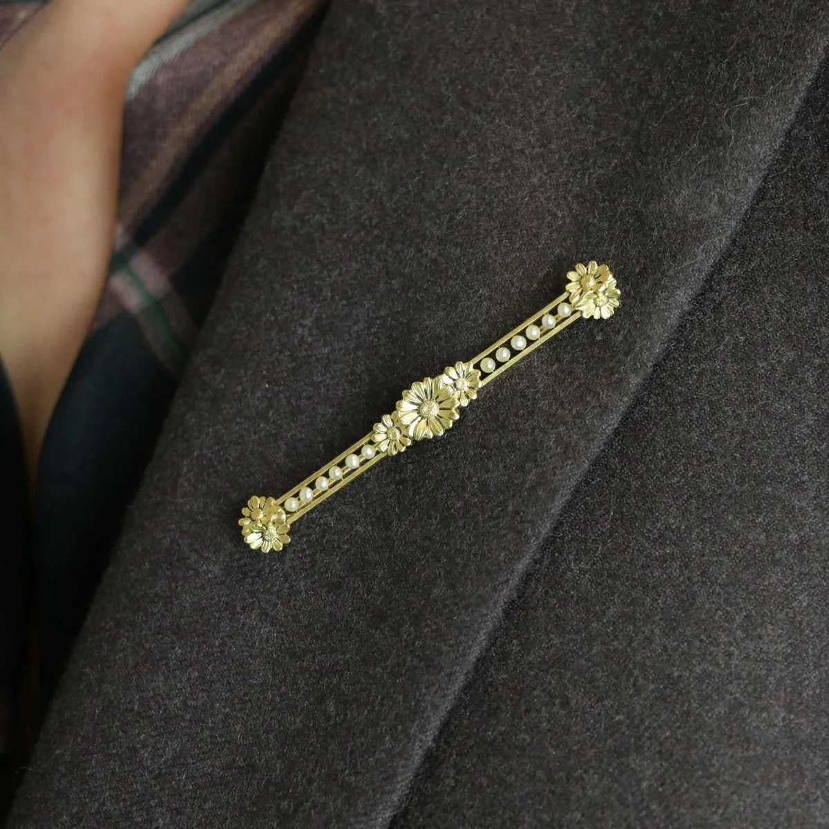Brooch clip in yellow gold and fine pearls - Image 2