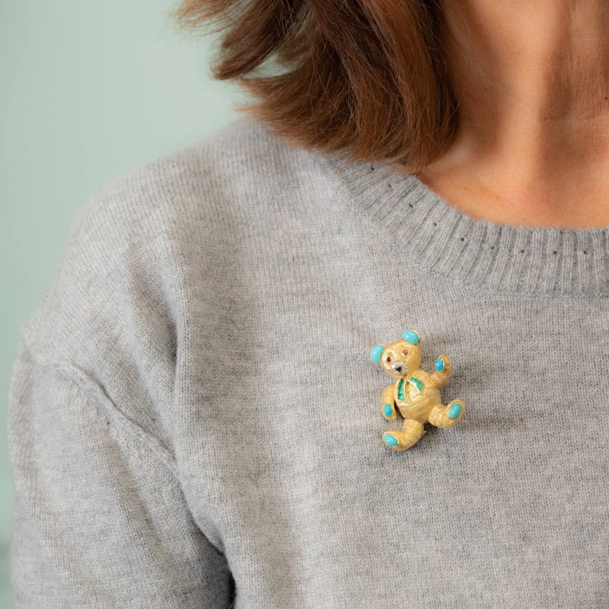 BOUCHERON Bear brooch in yellow gold, sapphire, ruby, emeralds, turquoise, and diamonds - Image 2