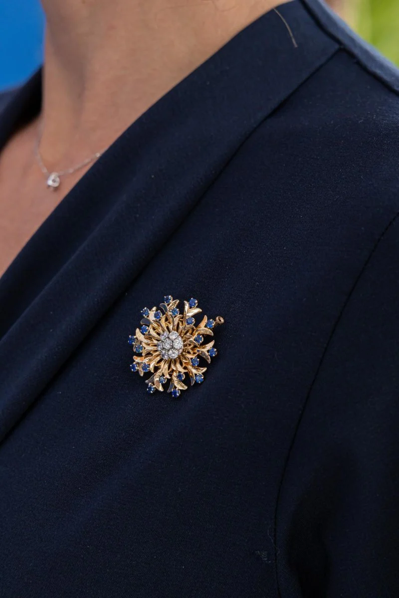 Flower brooch in yellow gold and diamonds - Image 2