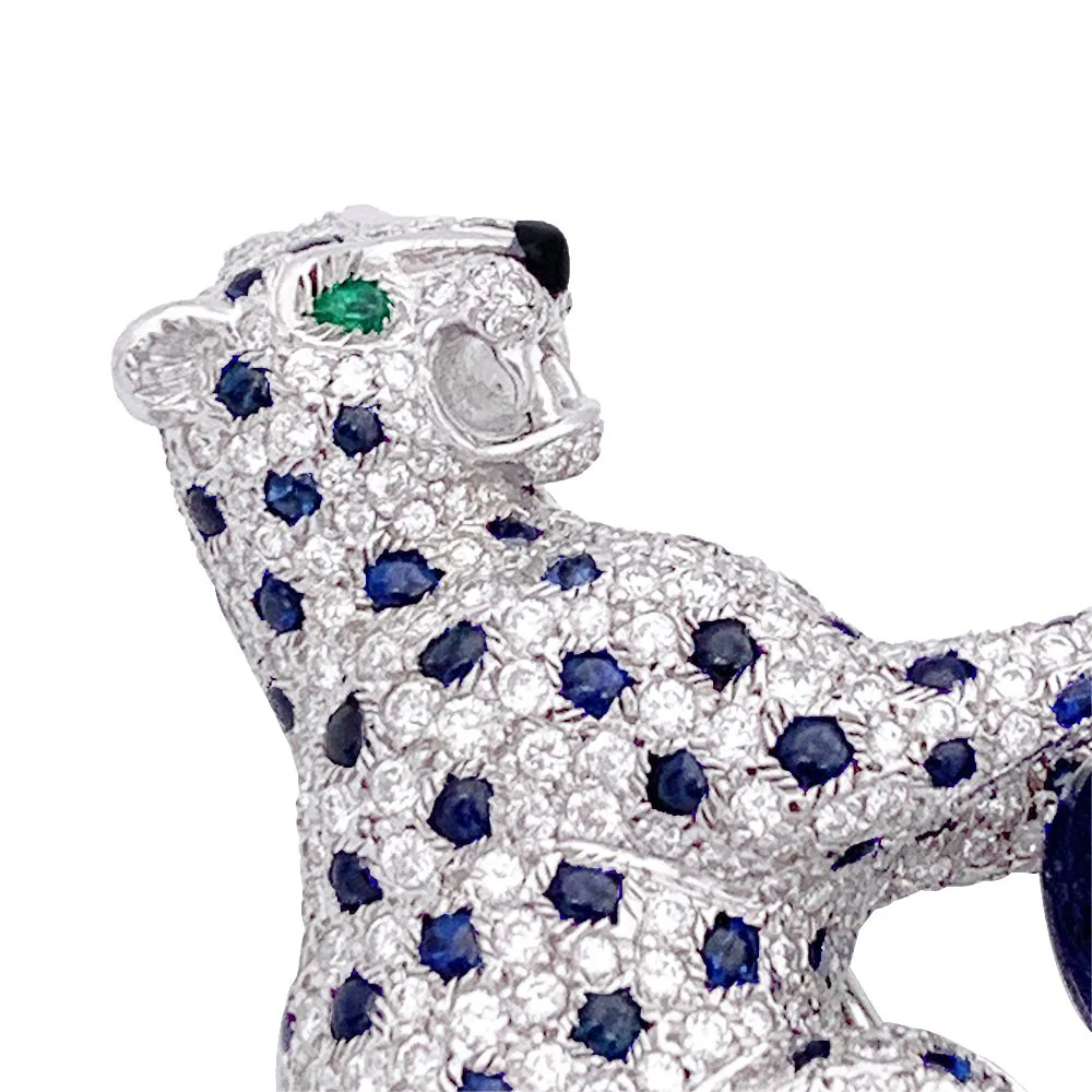 CARTIER “Nefertari Panthère” brooch in platinum, enamel, emeralds, sapphires and diamonds - Image 3