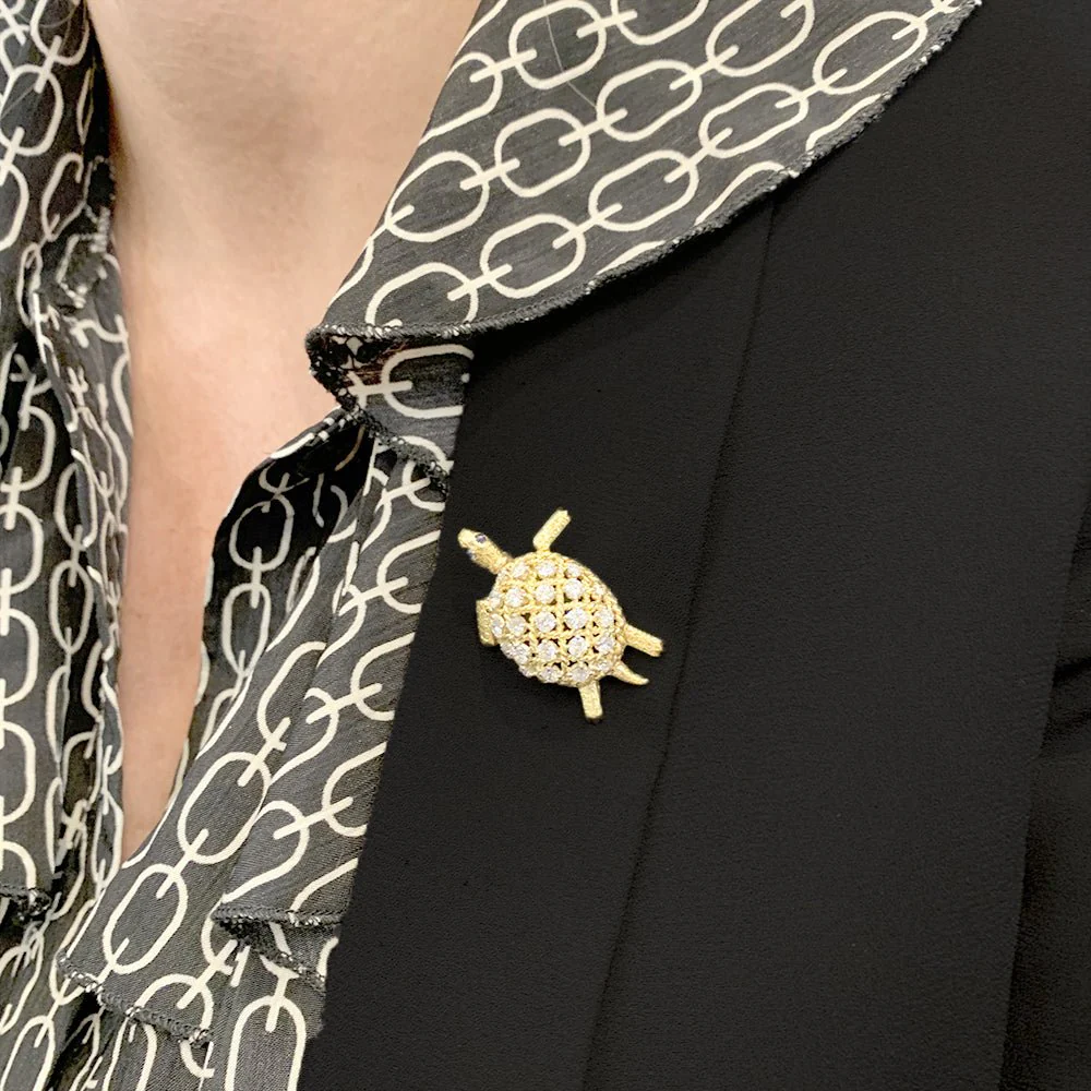 CARTIER “Tortoise” brooch, yellow gold and diamonds. - Image 6