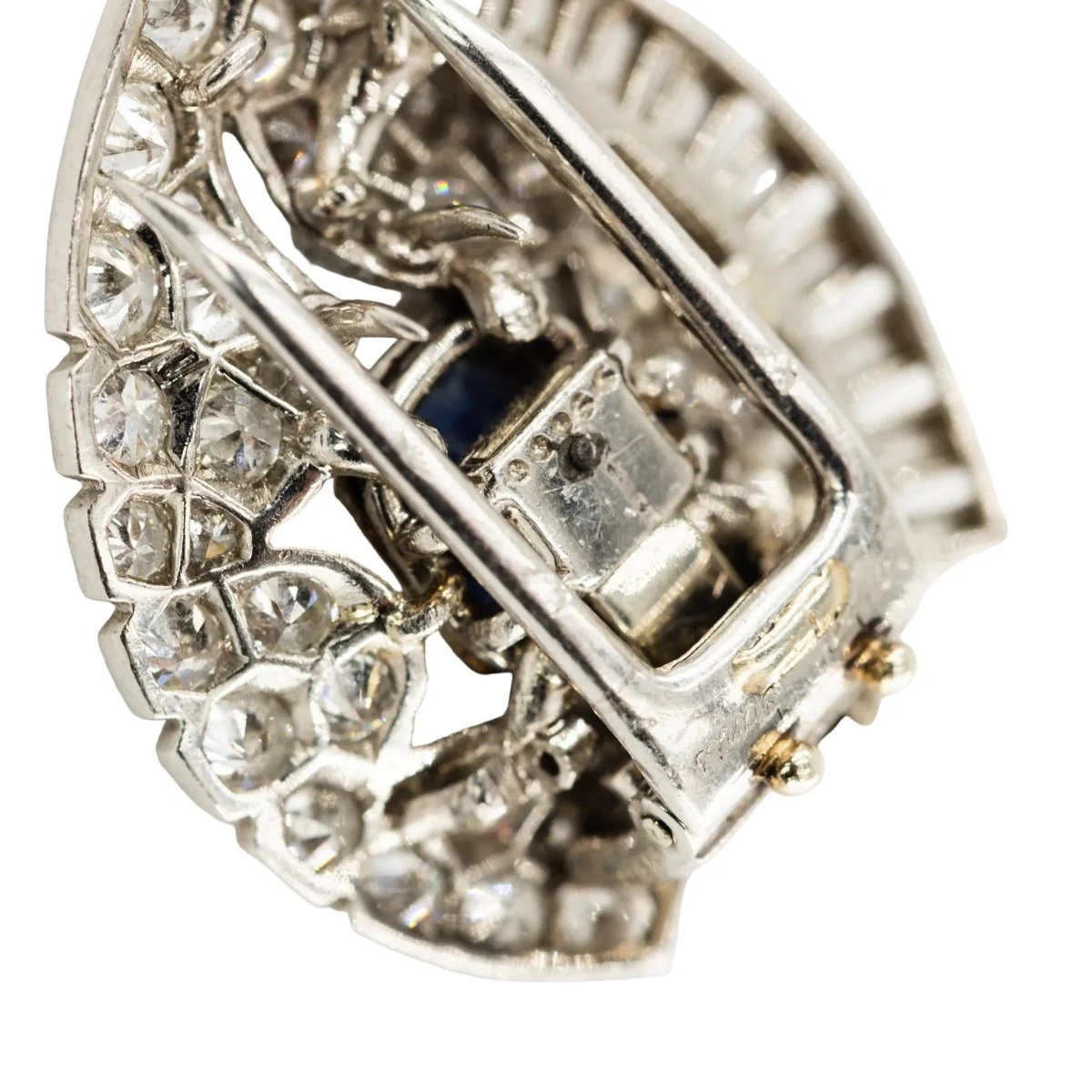 CARTIER Clip Brooch in Platinum, Sapphire, and Diamonds - Image 4