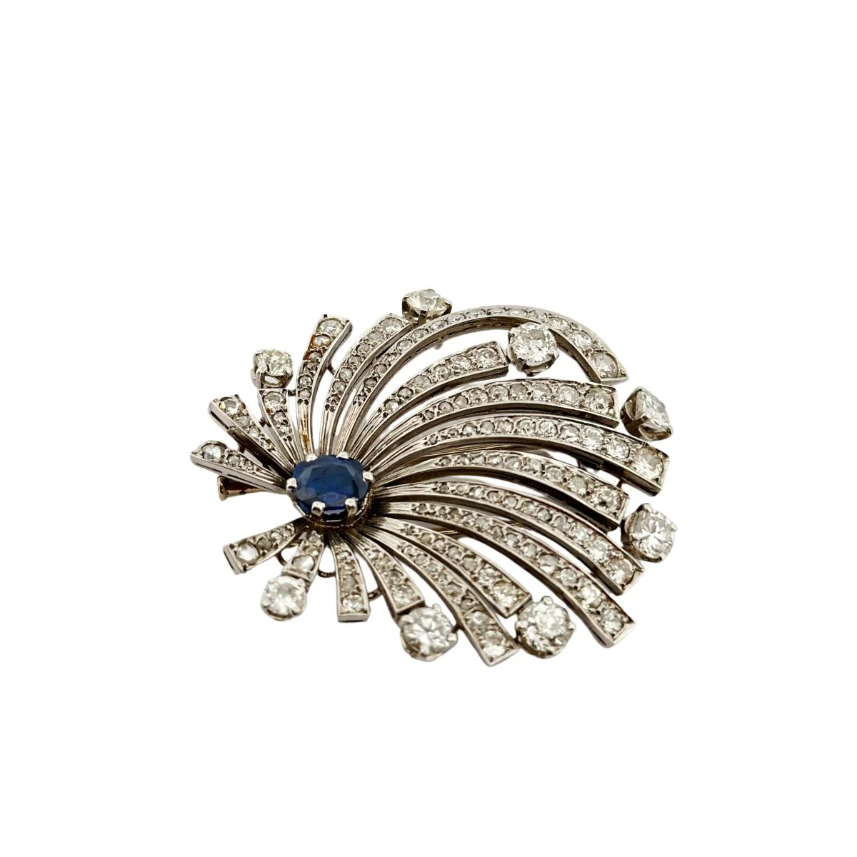 Clip brooch in white gold, platinum, sapphire and diamonds