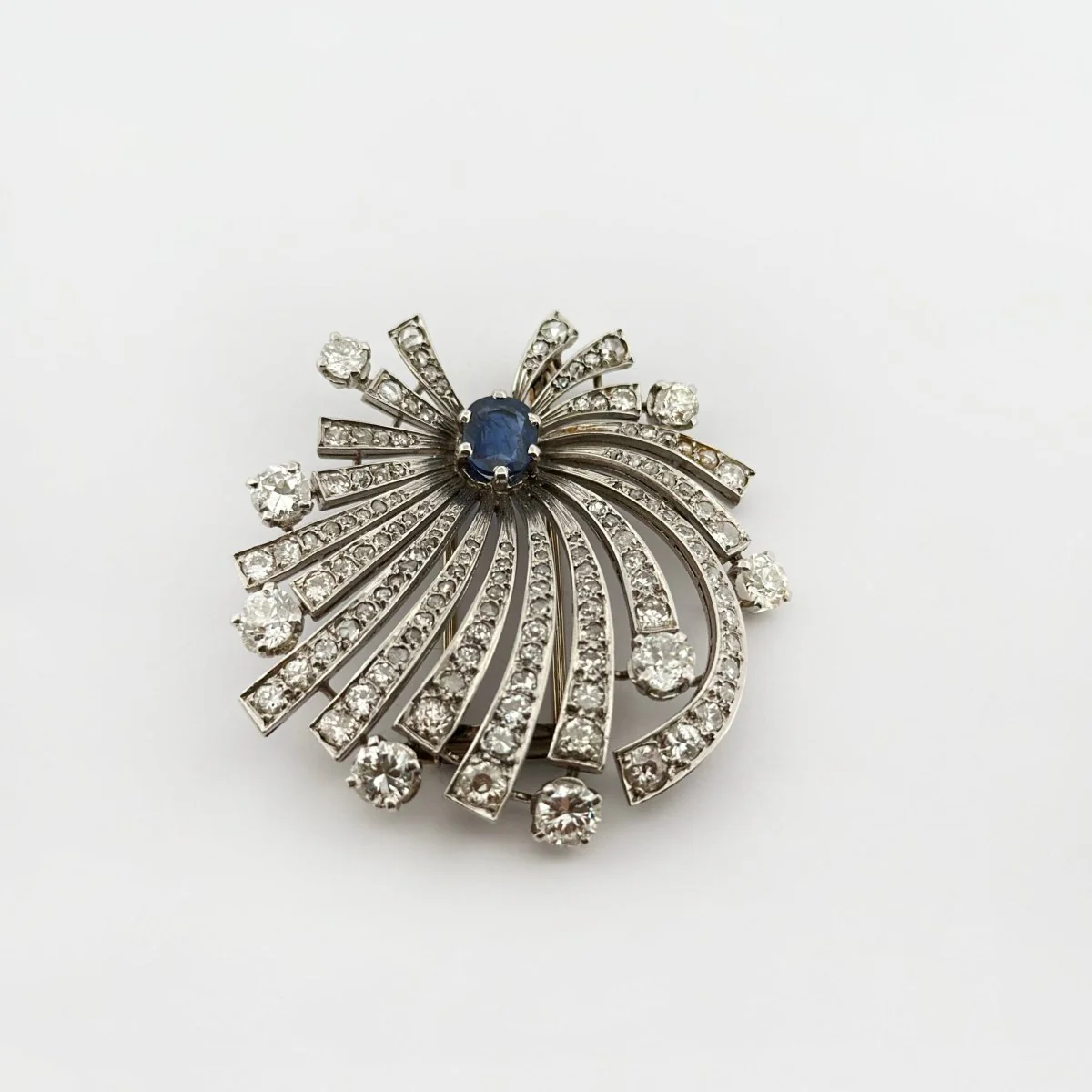 Clip brooch in white gold, platinum, sapphire and diamonds - Image 2