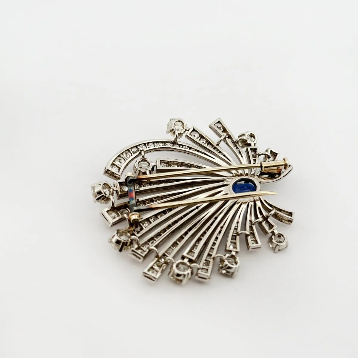 Clip brooch in white gold, platinum, sapphire and diamonds - Image 3