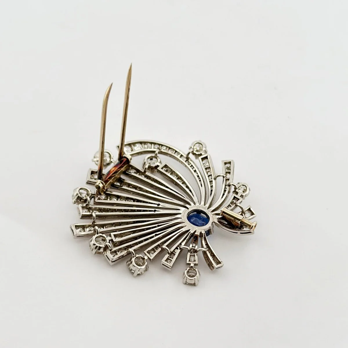 Clip brooch in white gold, platinum, sapphire and diamonds - Image 4