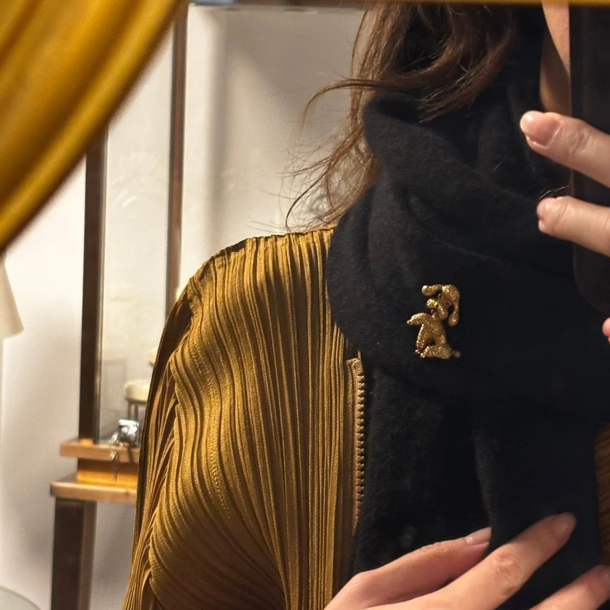 Brooch in yellow gold and ruby - Image 2