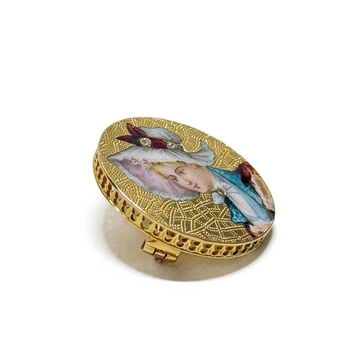 Broche femme au chapeau en or jaune et diamant - Image 3