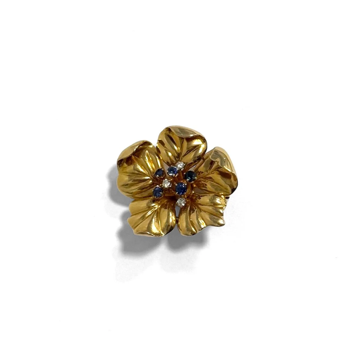 Broche fleur en or jaune et saphirs et diamants