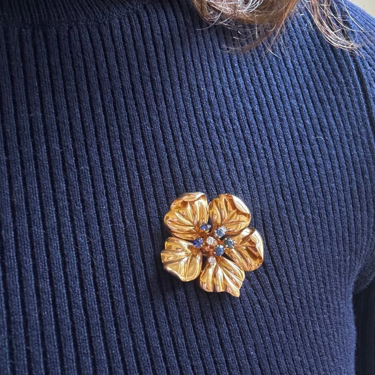 Broche fleur en or jaune et saphirs et diamants - Image 6