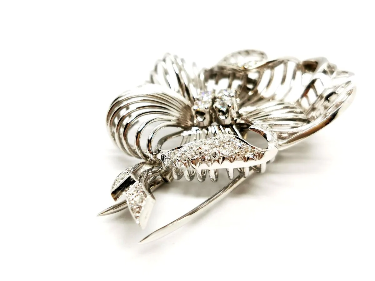 Flower brooch in white gold and diamonds - Image 9