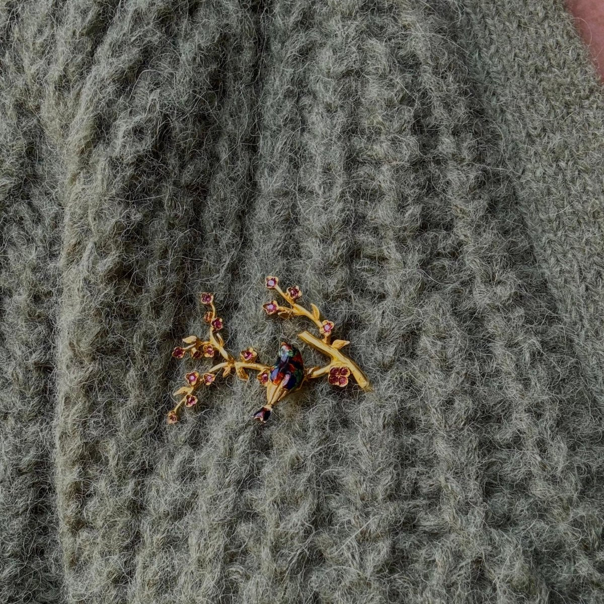 Broche oiseau en or jaune et rubis - Image 6