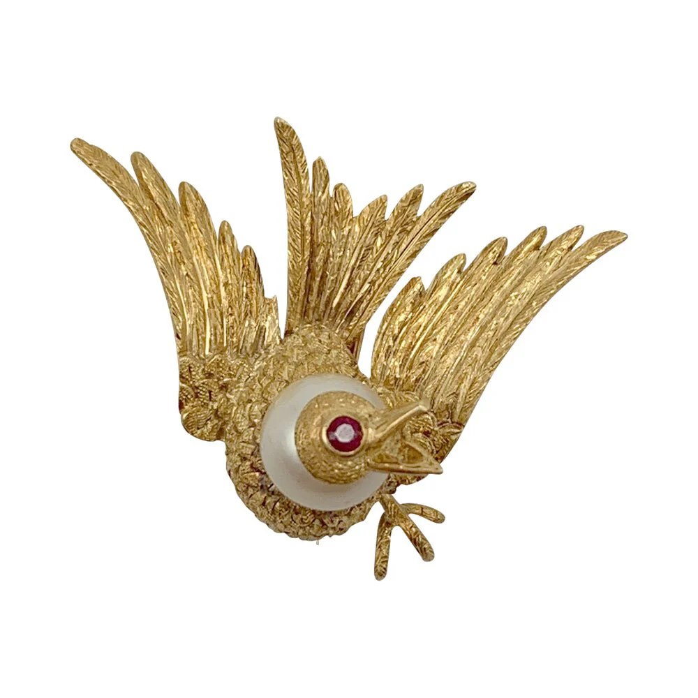 Bird brooch in yellow gold, ruby, pearl