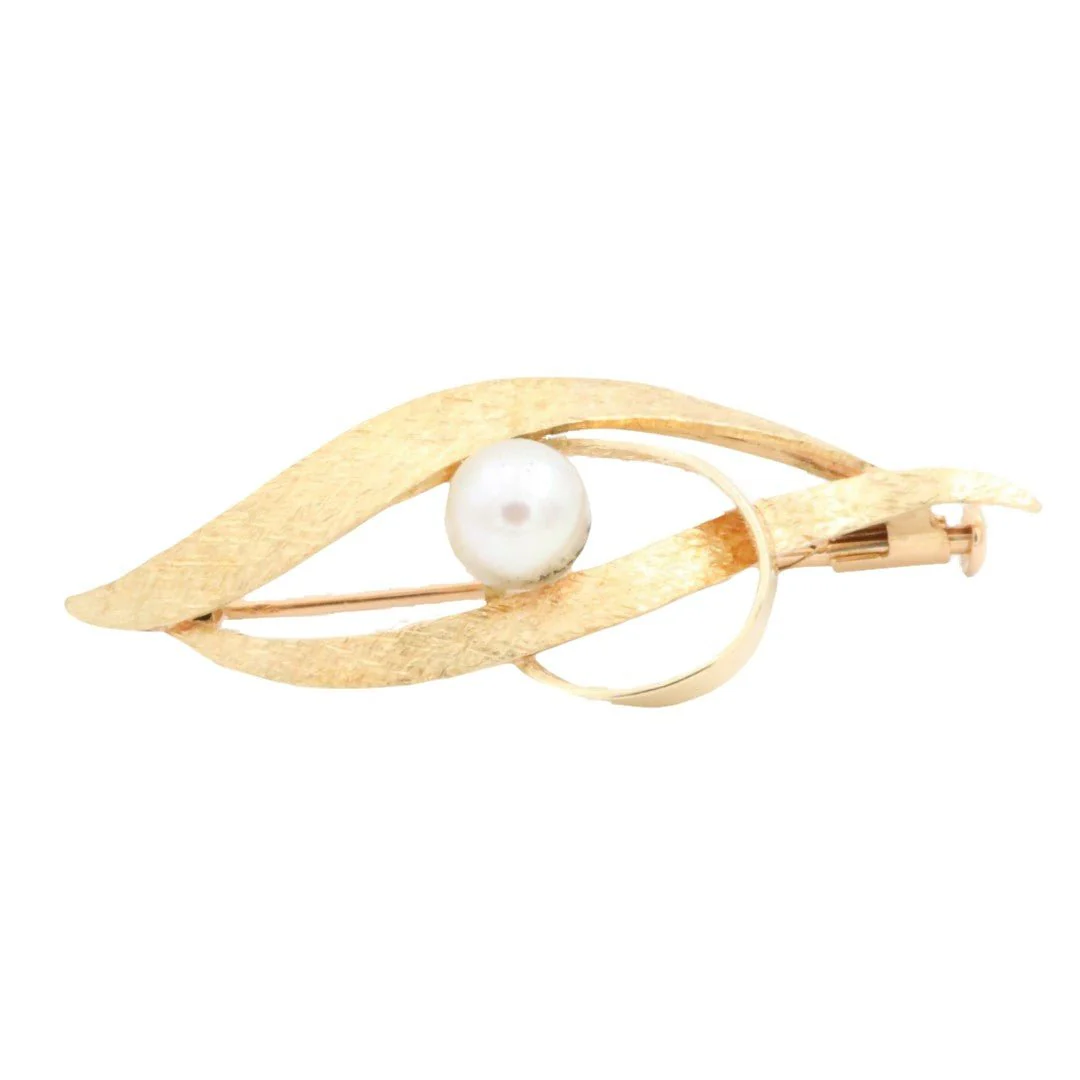 Yellow gold and pearl brooch