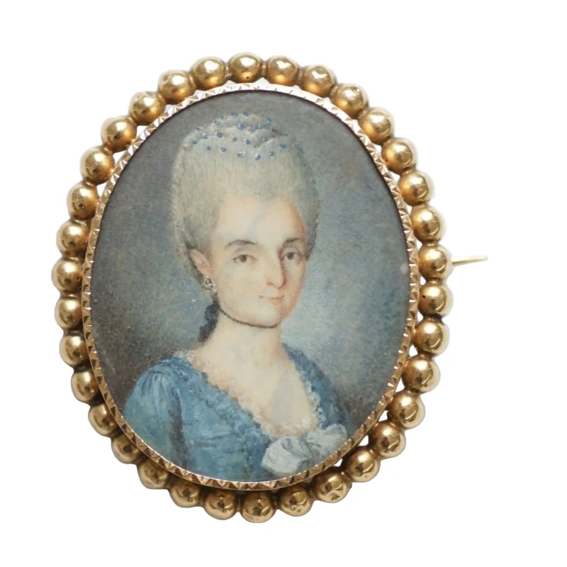 Portrait brooch in yellow gold