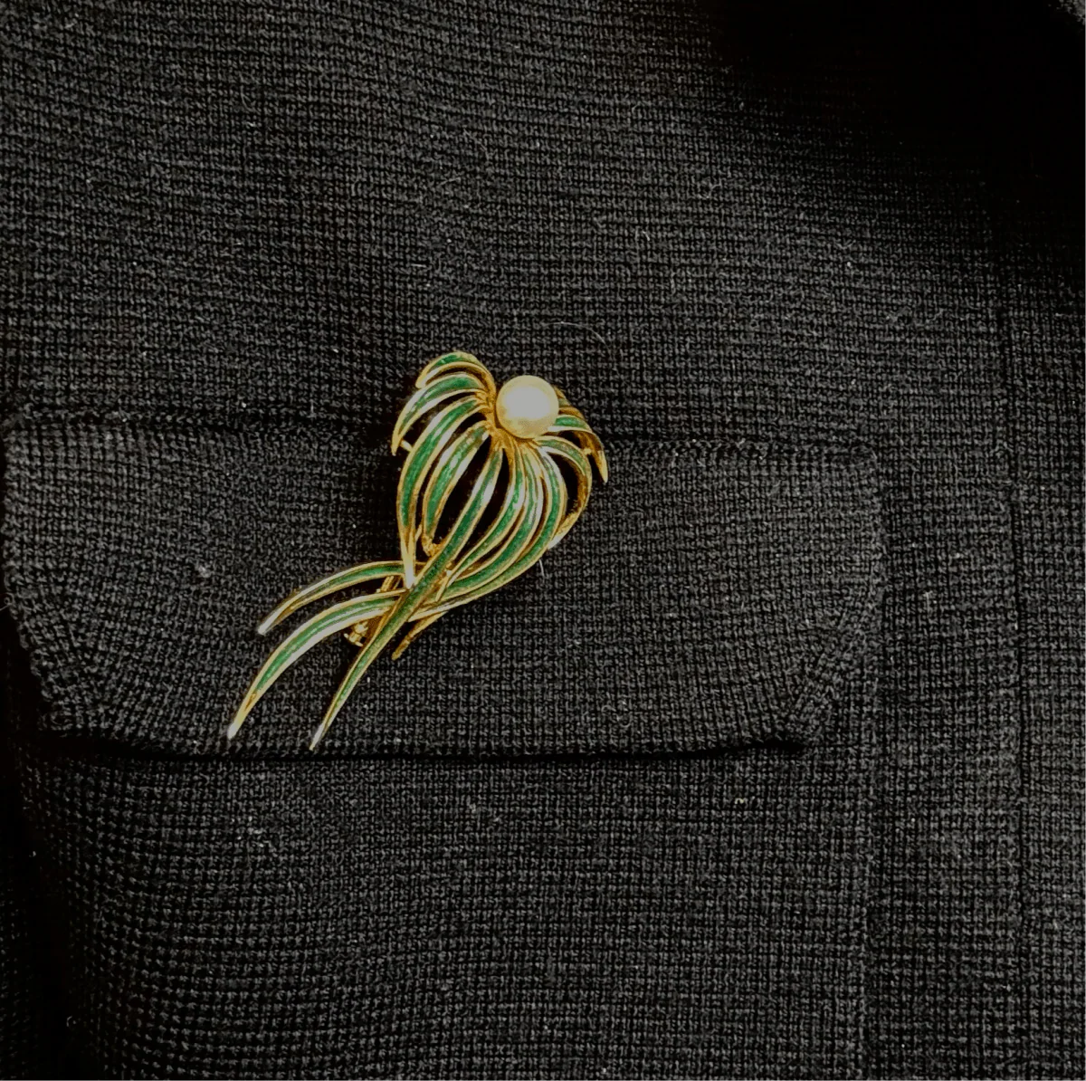 Brooch "posidonia" in yellow gold, green enamel and pearl - Image 2