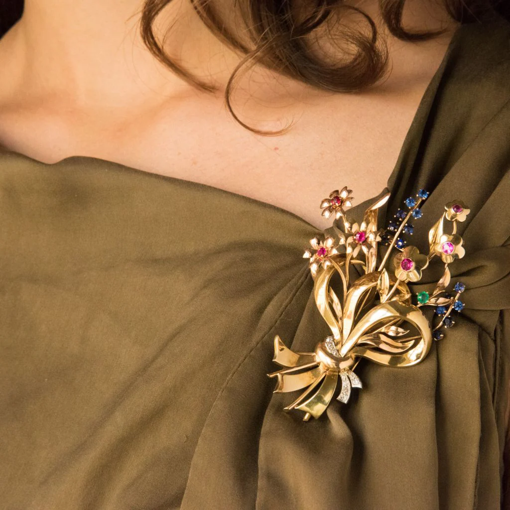 Brooch Pin in yellow gold, rubies, sapphires and emerald - Image 2