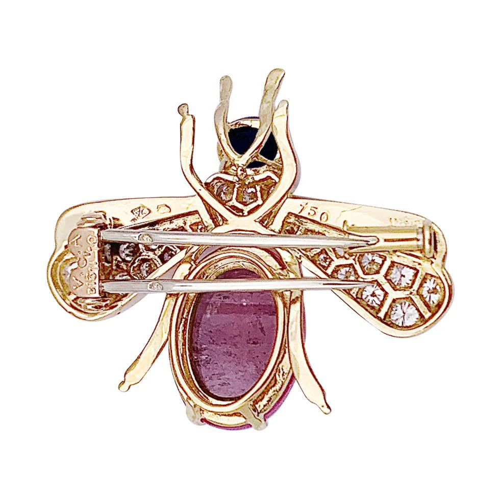 VAN CLEEF & ARPELS “Abeille” brooch in yellow gold, diamond, pink tourmaline and sapphire - Image 4