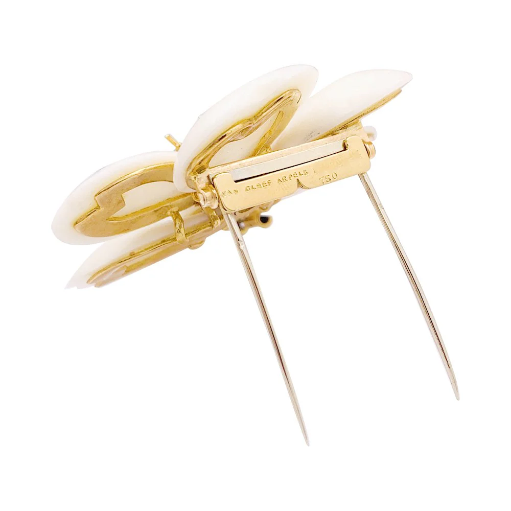 VAN CLEEF & ARPELS “Christmas Rose” clip brooch in yellow gold, white coral, diamonds - Image 3
