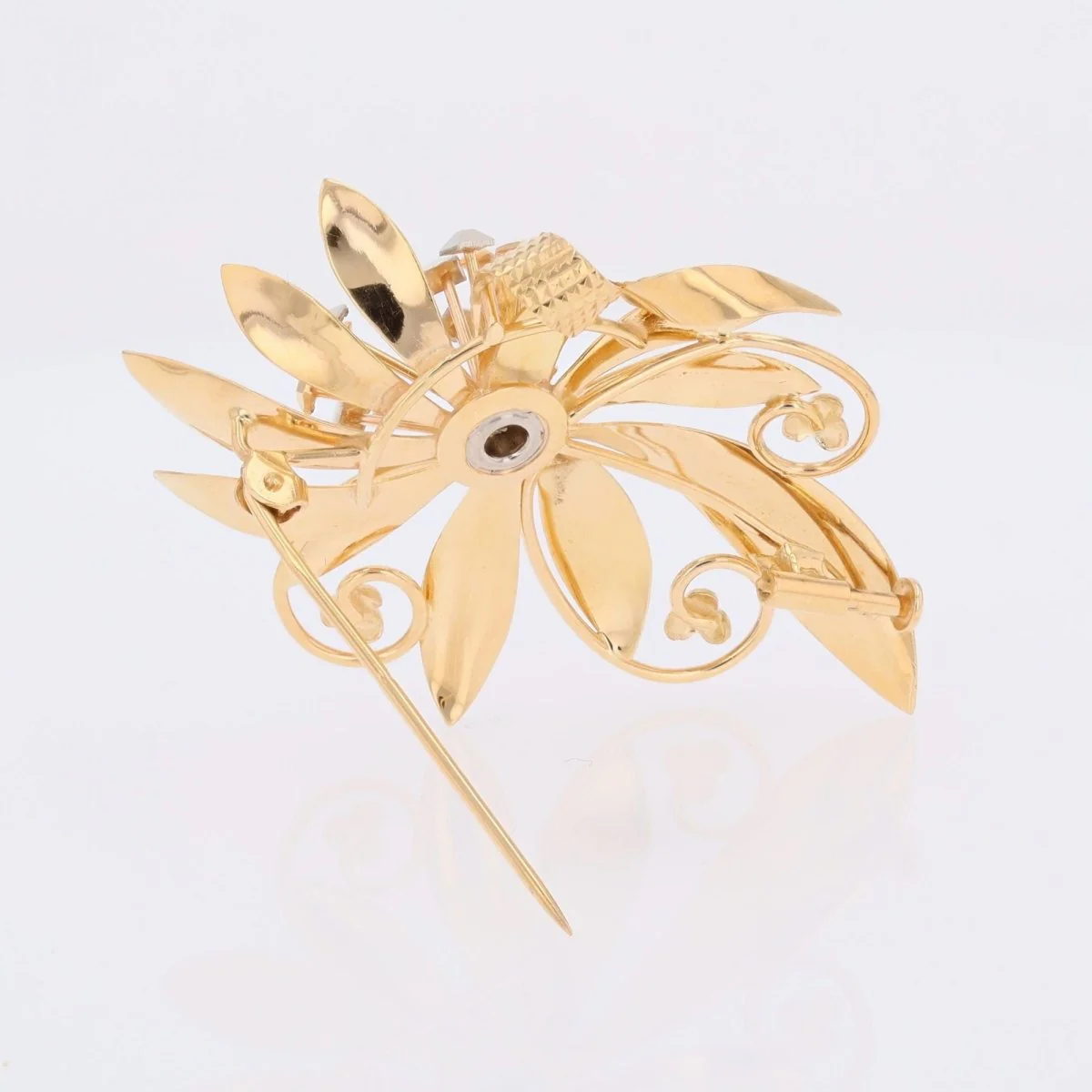 Chiseled flower brooch in rose and white gold - Image 11